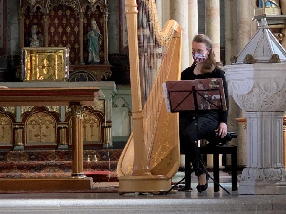 Marika Riedl an der Harfe