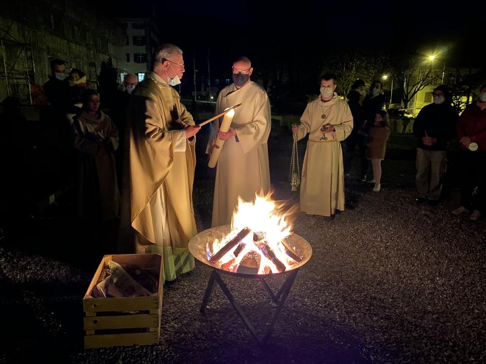 Am Osterfeuer in Fischingen