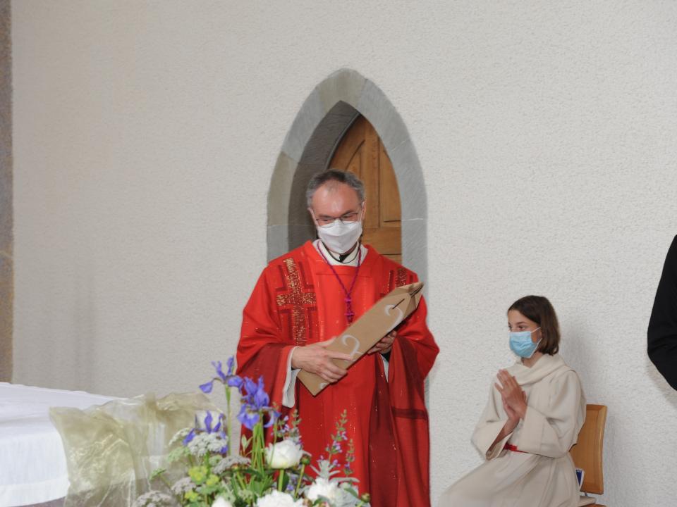 Generalvikar M. Thürig erhält ein Geschenk