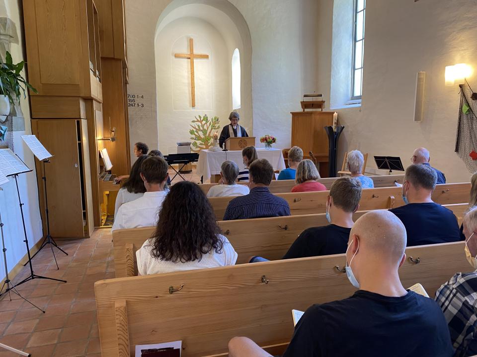 Isabel Stuhlmann begrüsst zum Gottesdienst