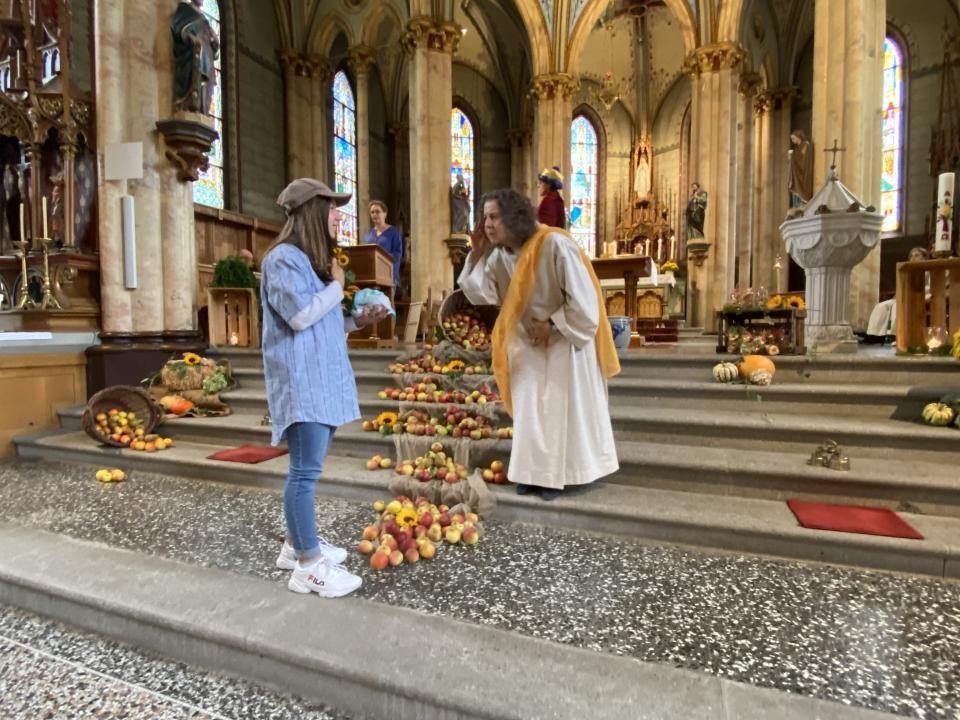 Bauer zeigt dem Türhüter den kostbaren Apfel