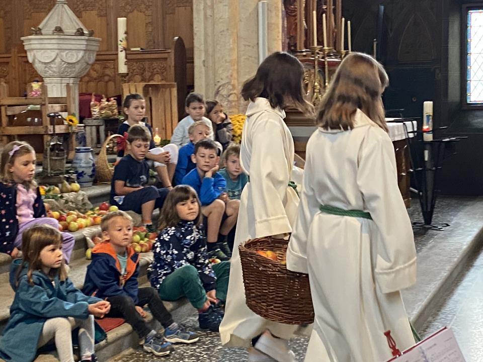 und verteilen sie an die Kirchenbürger