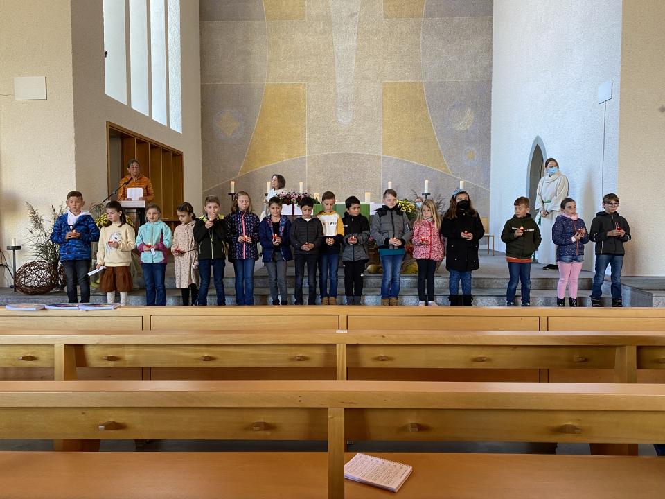 Die Kinder erhalten eine Kerze.