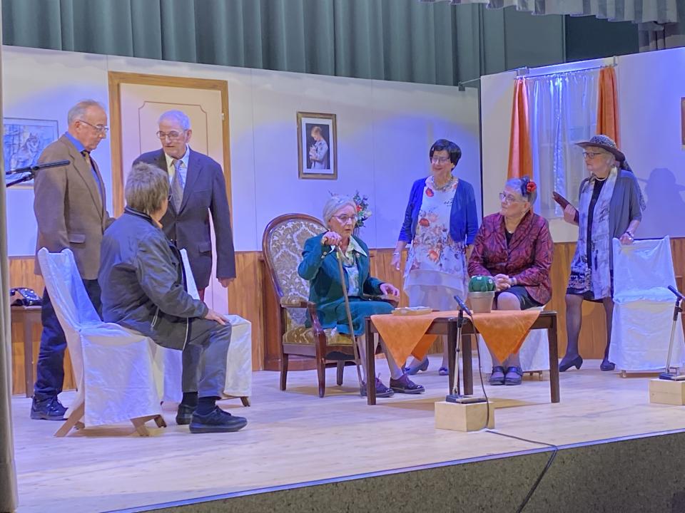 Tante Adelheid mit ihrer Verwandtschaft