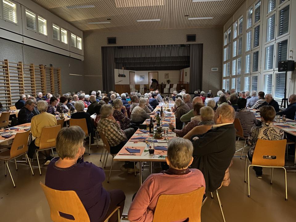 Ein Einbrecher schleicht unter den Blicken des Publikums über die Bühne
