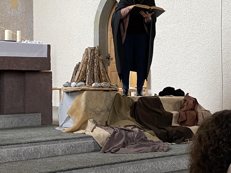 Alter Mann sucht im Buch nach einer Lösung