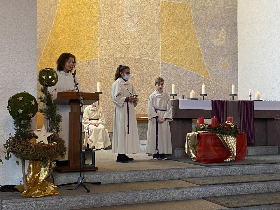 Segnung des Adventskranzes und Entzünden der 1. Adventskerze