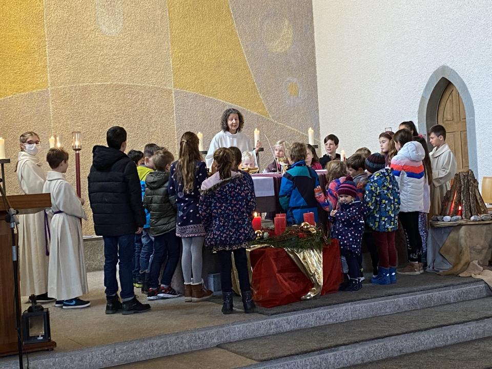 Kinderschar um den Altar versammelt