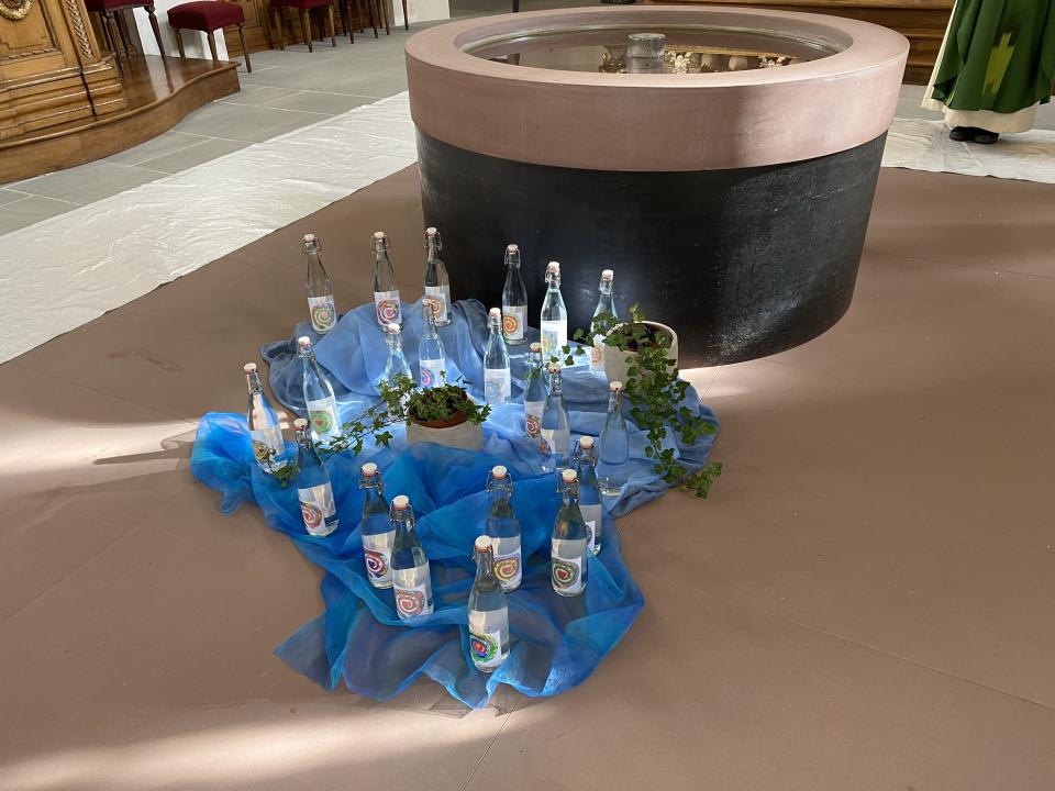 Weihwasserflaschen stehen bereit.