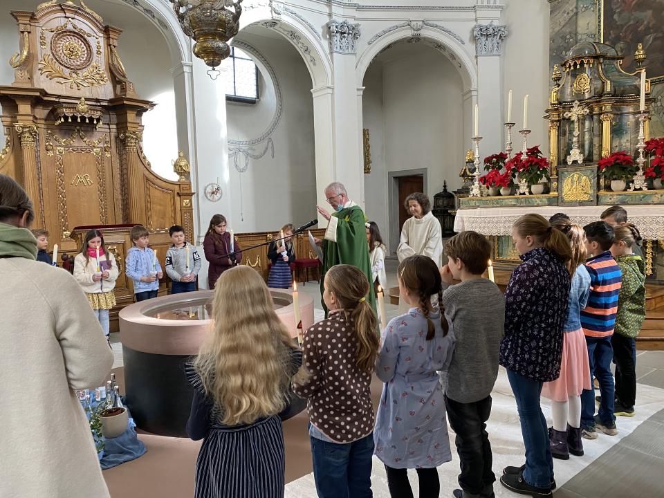 Pfarrer Walter Rieser segnet das Wasser.