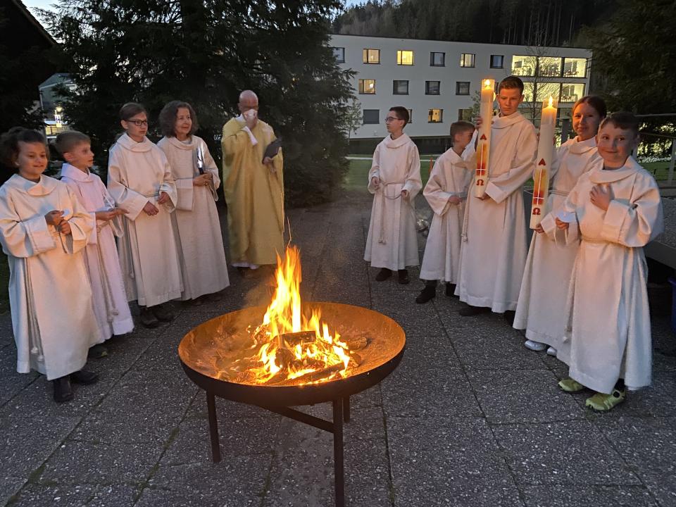 Das Osterfeuer bei der Pfarrkirche Maria Lourdes in Dussnang