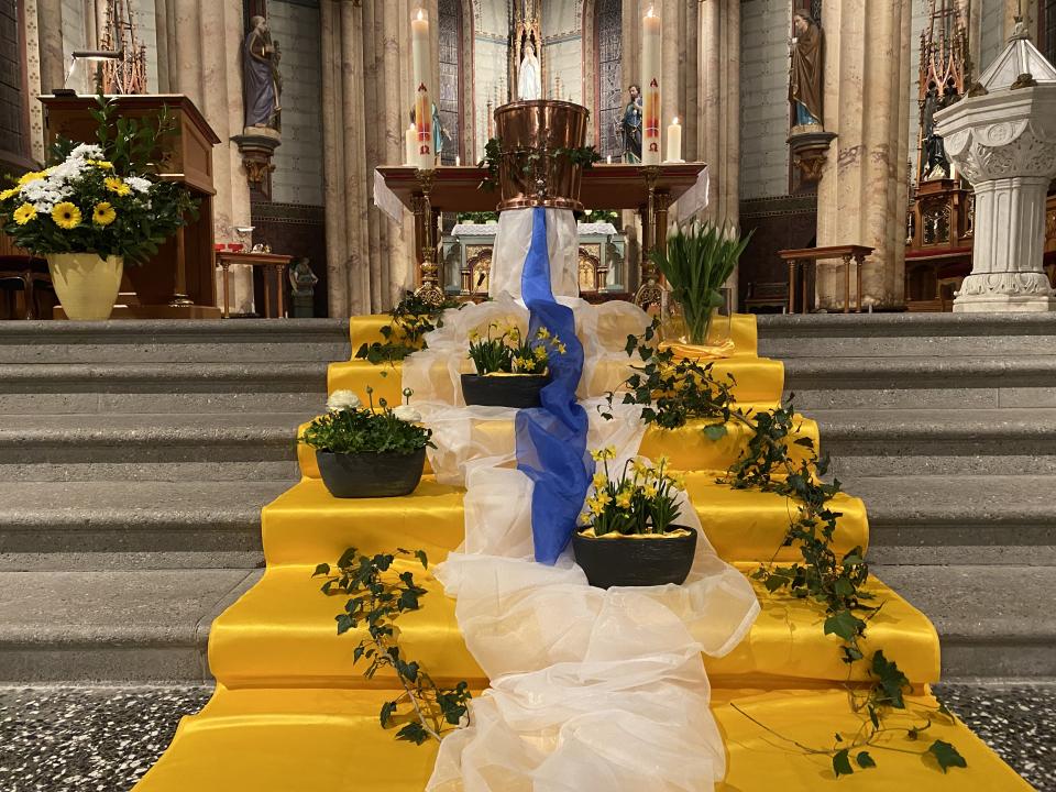 geschmücktes Taufbecken 