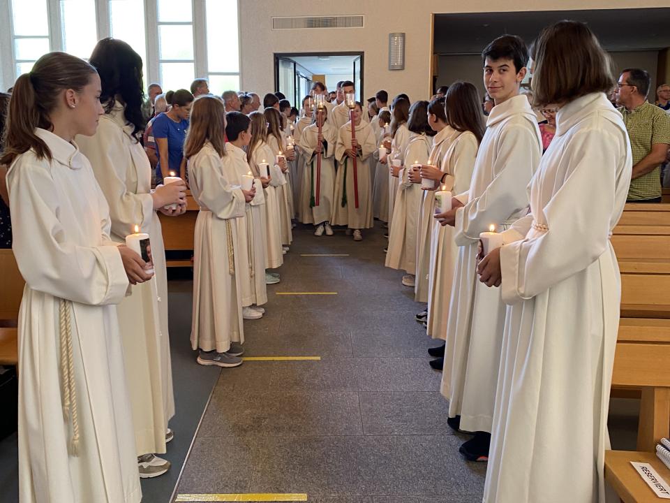 Minis stehen Spalier