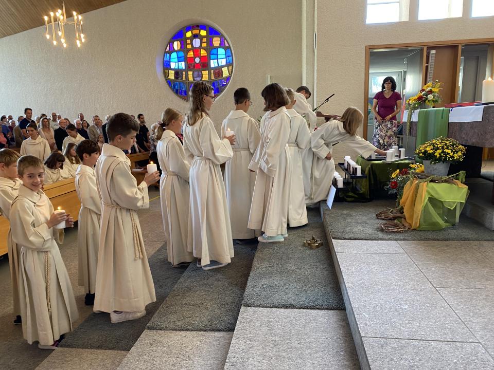 Minis stellen ihre Kerzen auf die Altarstufe