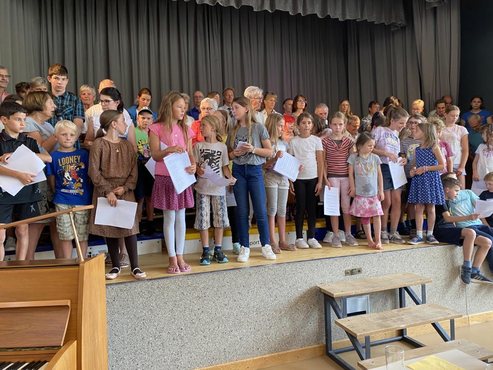 Voller Enthusiasmus wird gesungen und gedankt.