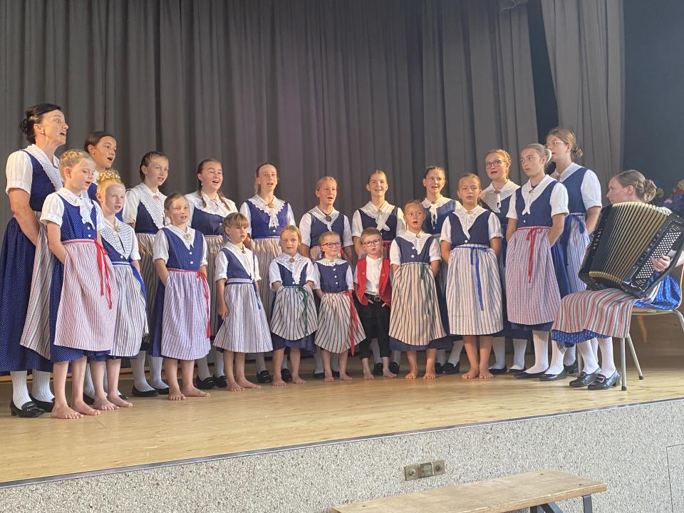 Jodelchörli unter der Leitung von Irma Schatt
