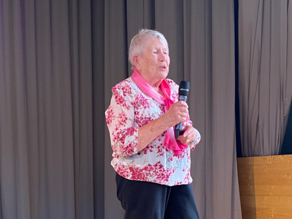 Rosmarie Bürge lädt einen "Gast" ein