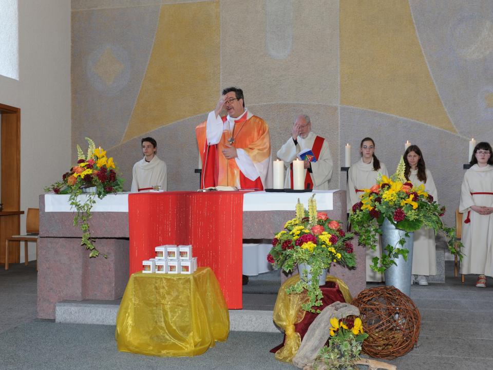 Kreuzzeichen am Altar