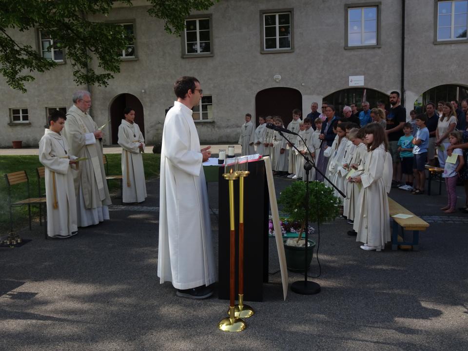 Die Erstkommunionkinder hören gut zu.