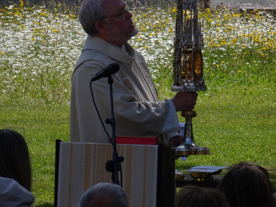 P. Gregor mit der Monstranz