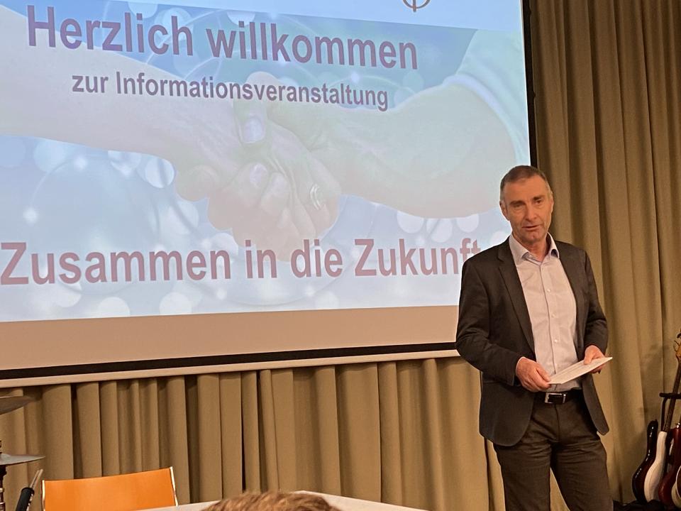 KG-Präsident der KG Fischingen führt durch den Infoabend