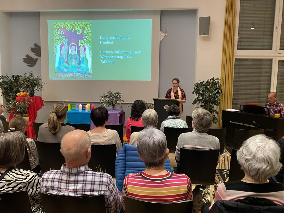 Mirjam Hug führt durch den Abend