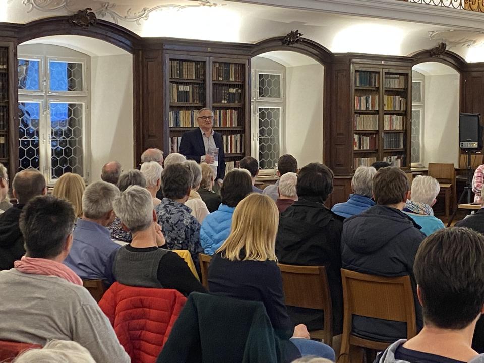 Vize-Präsident Cornel Stadler, Landeskirche, meldet sich zu Wort