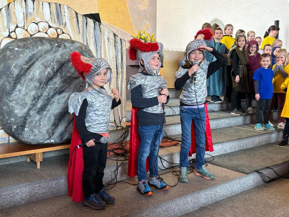 Die Soldaten bewachen den Grabeingang