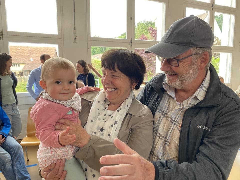 Anita und Markus Stark mit Enkelkind