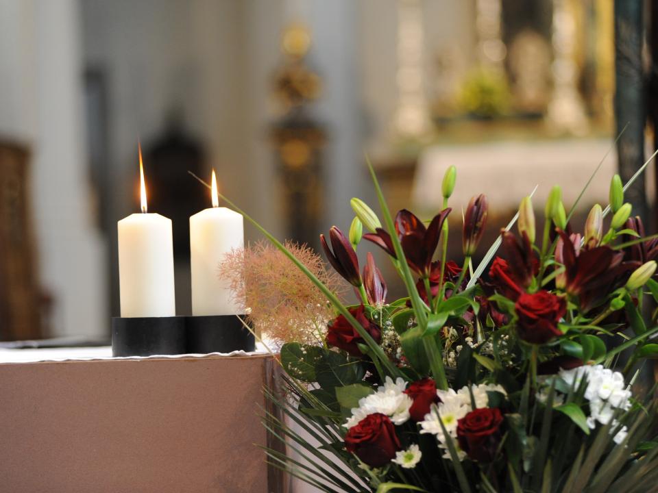 Altar festlich geschmückt