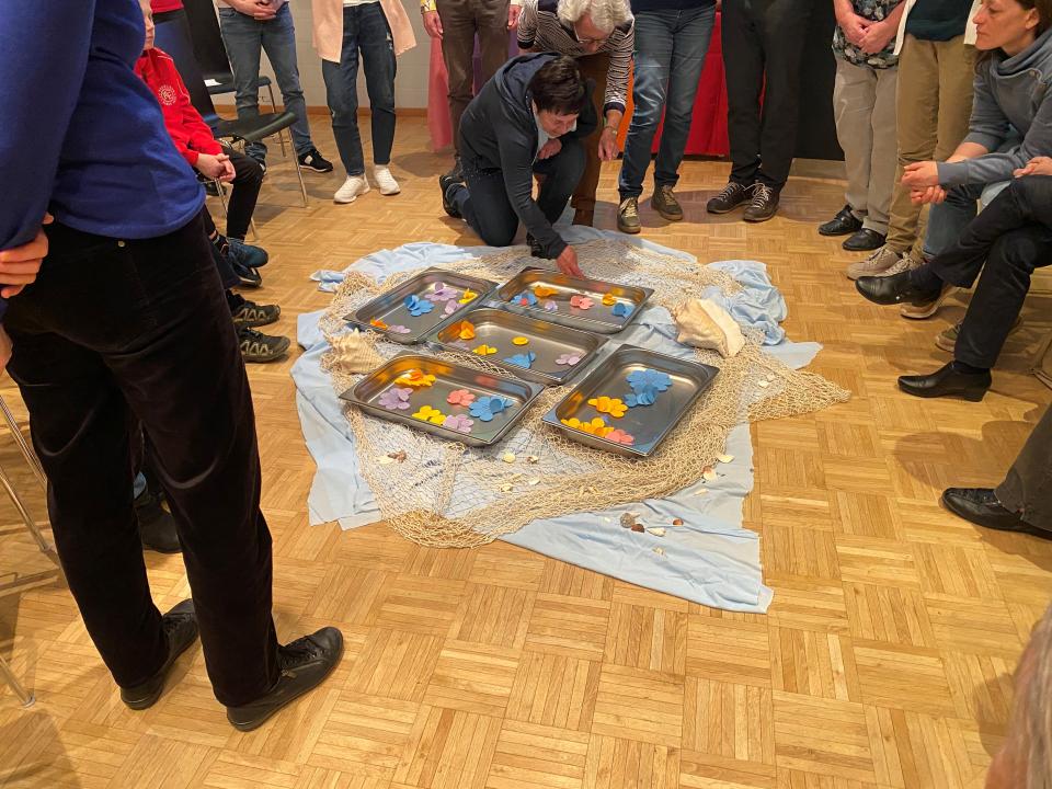 Schwimmende Blumen entfalten sich