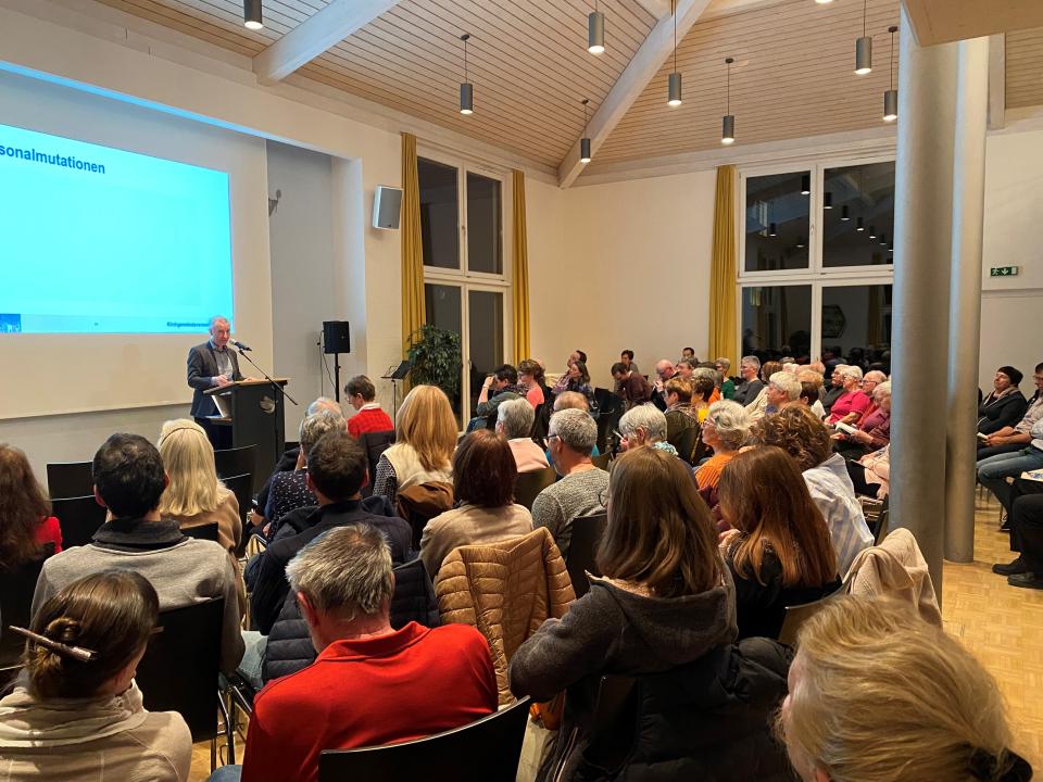 Kirchgemeindepräsident M. Widmer führt durch die Versammlung