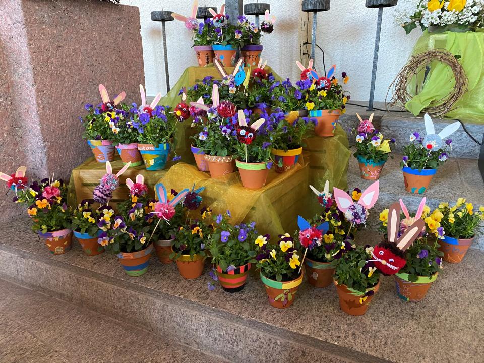 gebastelte Ostertöpfli der Kinder