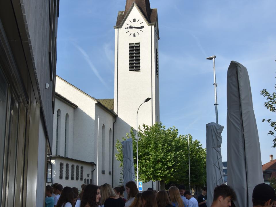 Bingo vor der Kirche in Aadorf