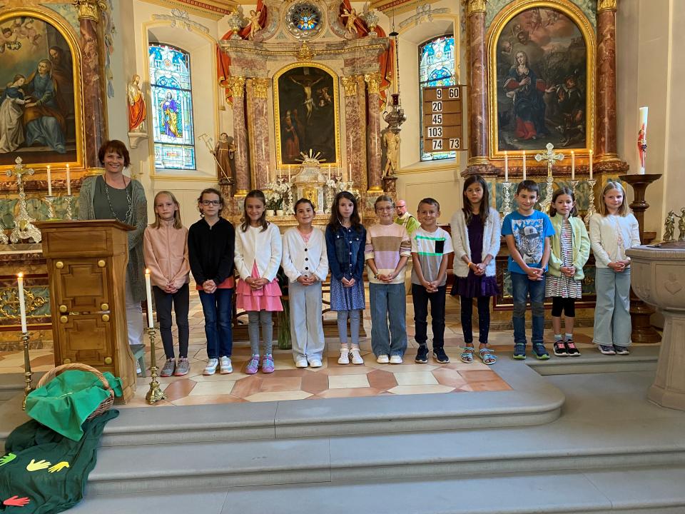 Angehende Erstkommunionkinder mit Katechetin (Dussnang)