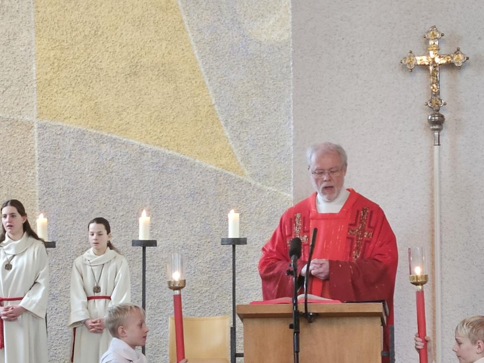 Pater Gregor Brazerol OSB und Ministranten 