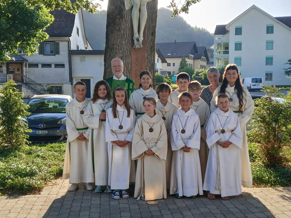 Alle Ministranten mit Pater Gregor