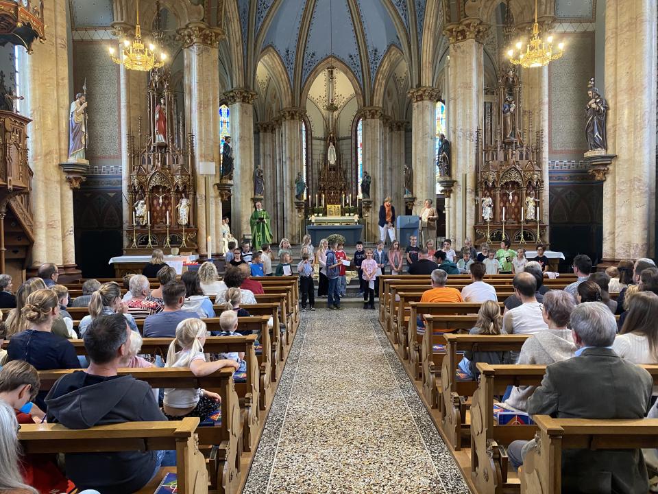 Erstkommunionkinder beim Eröffnungsgottesdienst 1