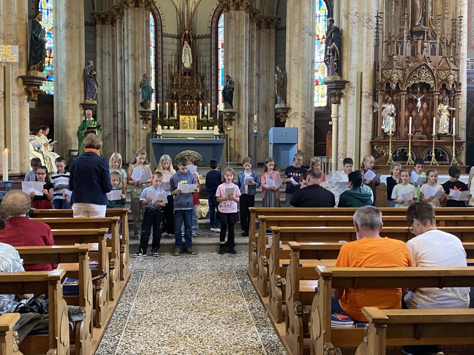 Erstkommunionkinder beim Eröffnungsgottesdienst 2