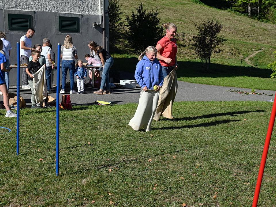 Aktivzeit - Sackhüpfen macht Spass