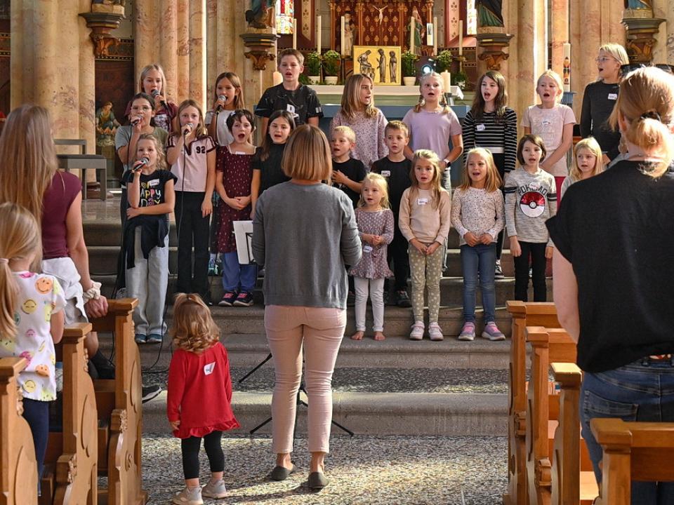 Feiern in der Kirche mit dem Kinderchor