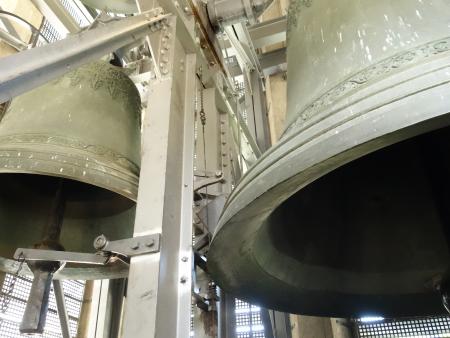 Glocken läuten am Sonntagmorgen