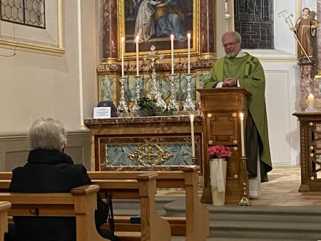 Pater Gregor zelebriert die Messe von diesem Samstagabend.
