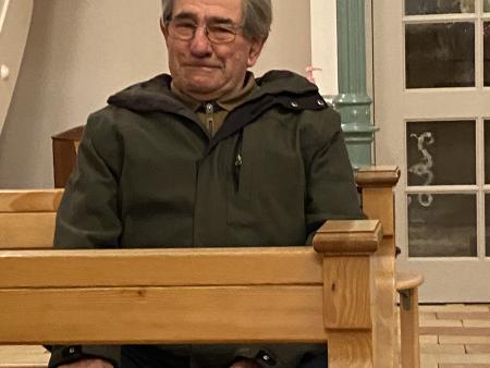 Werner Keller, Ehemann von M. Böhi, schaut gespannt zu.