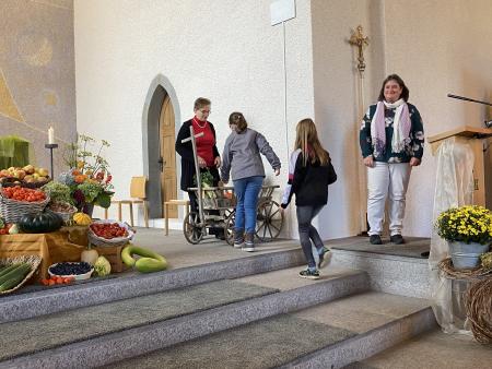 und mit verschiedenen Früchten und Gemüsen gefüllt