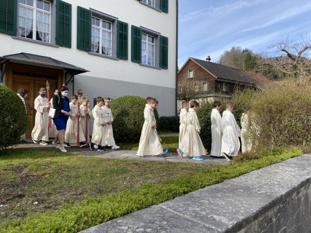 Start vor dem Pfarrhaus