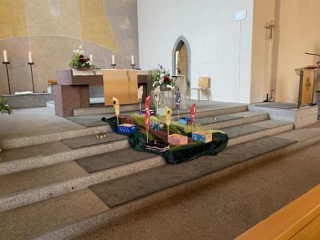 Erinnerungsschachteln stehen auf der Altartreppe