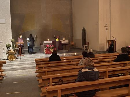 R. Imhof bedankt sich bei den Frauen, E. Brühwiler überreicht Blumen.