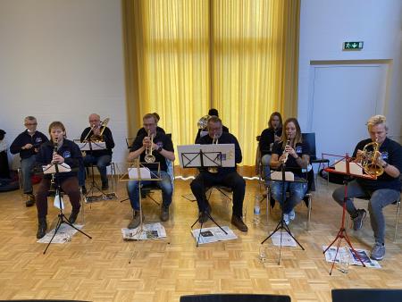 spielt und begleitet Weihnachtslieder