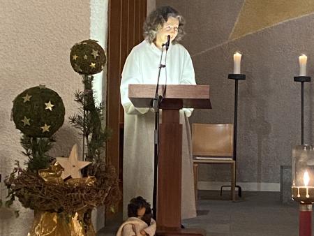 Gemeindeleiterin D. Albus erzählt eine Weihnachtsgeschichte